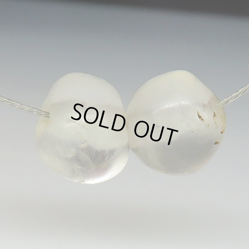 画像4: インドネシア古代水晶　丸玉2個セット (4)