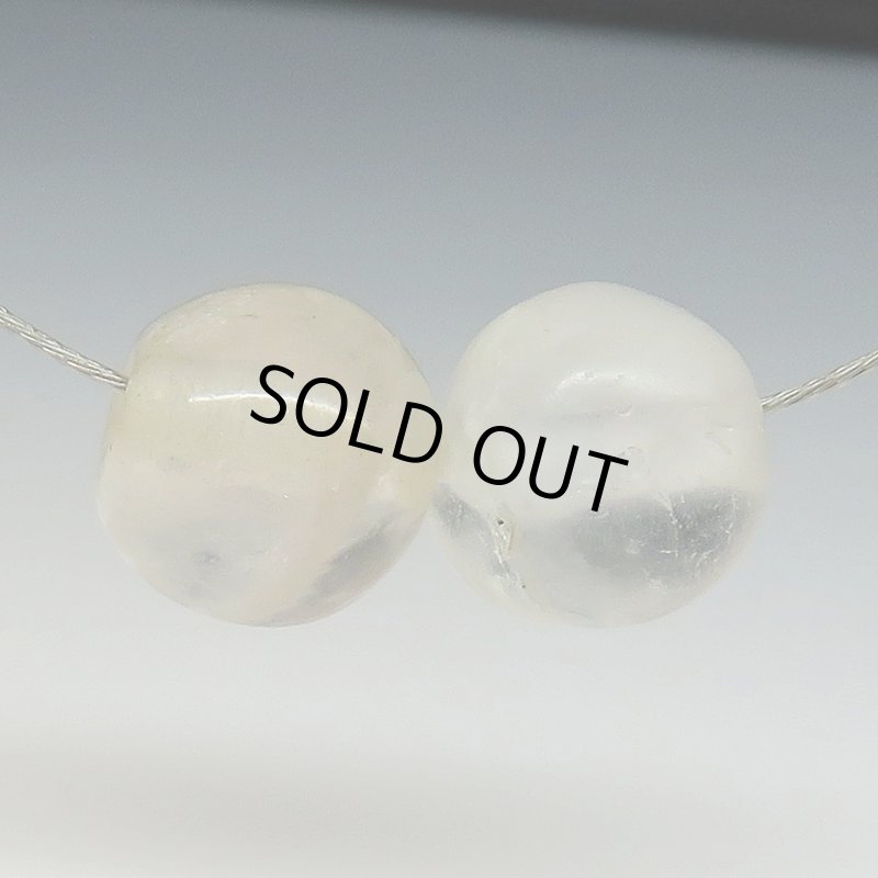 画像4: インドネシア古代水晶 丸玉2個セット (4)