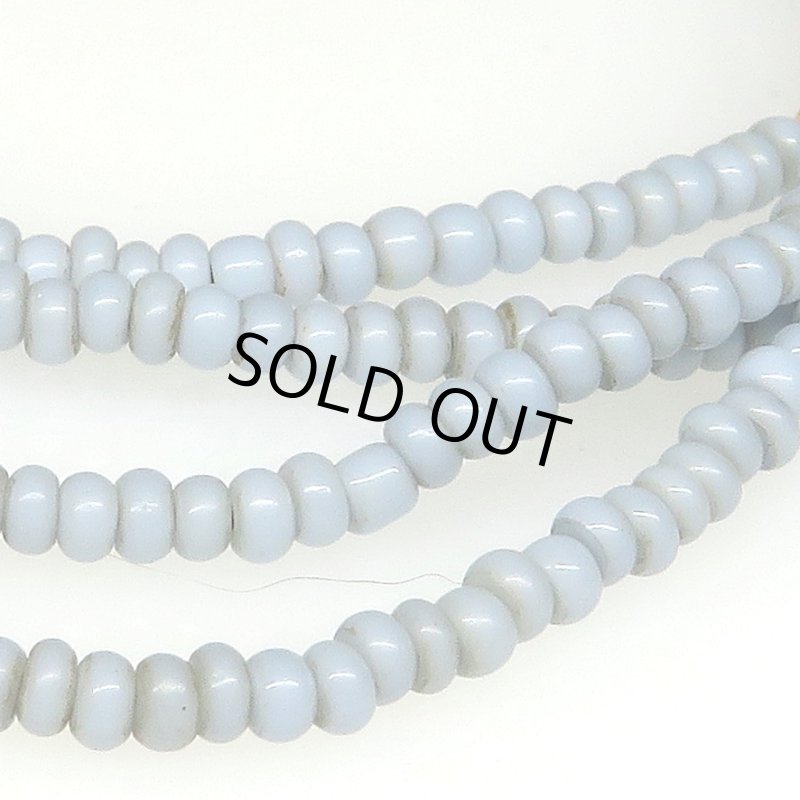 画像2: 淡いブルーグレーの小粒シードビーズ連 (2)