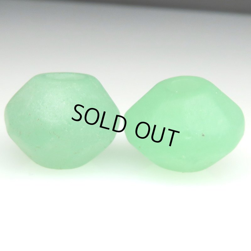 画像1: ウランガラス　乳白緑2個セット (1)