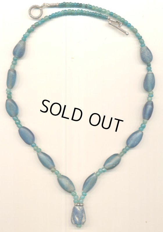 古代ブルーガラスのネックレス