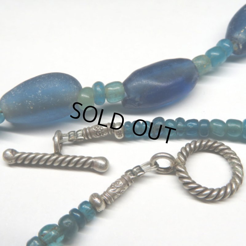 古代ブルーガラスのネックレス