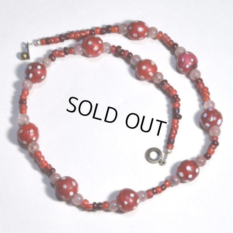 赤いスカンクのネックレス