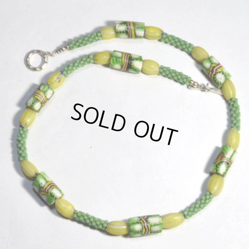 レモンイエローのオニオンスキンとグリーンミルフィオリのネックレス