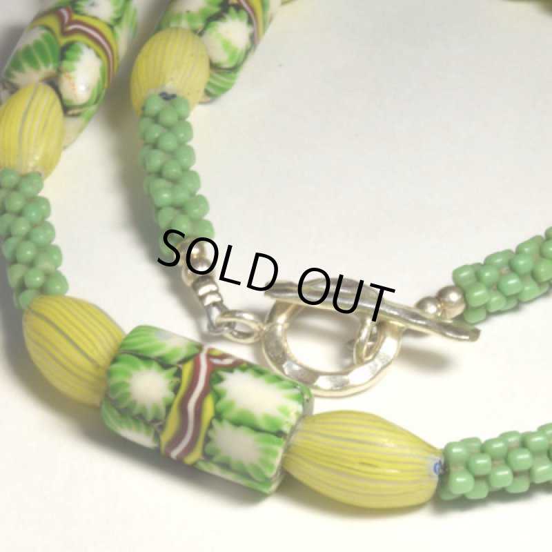 レモンイエローのオニオンスキンとグリーンミルフィオリのネックレス