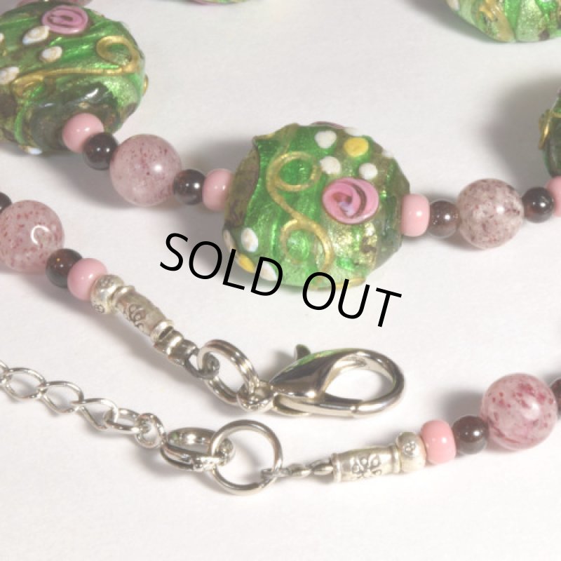 美シルバーフォイルビーズのネックレス