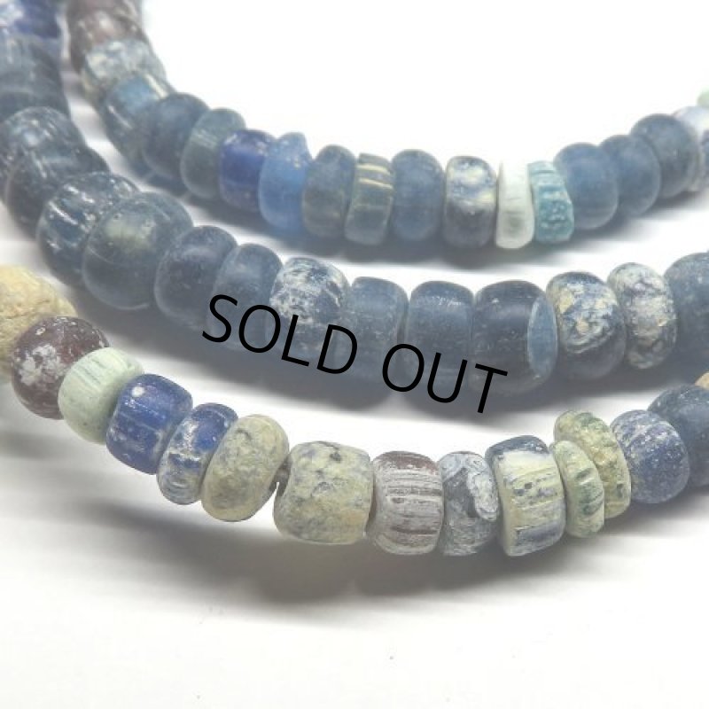 瑠璃色ニラビーズ連