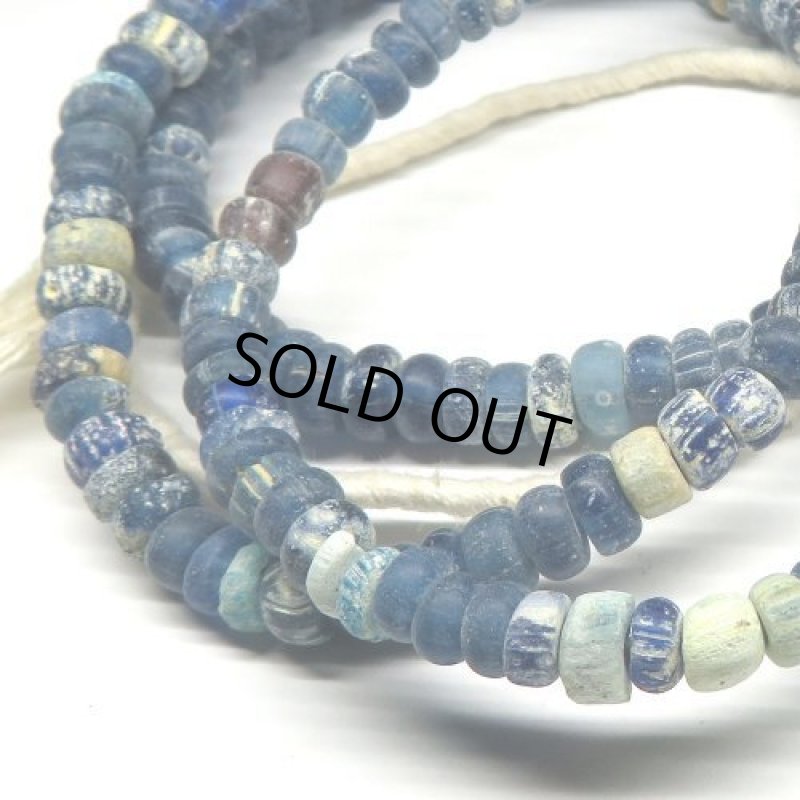 瑠璃色ニラビーズ連