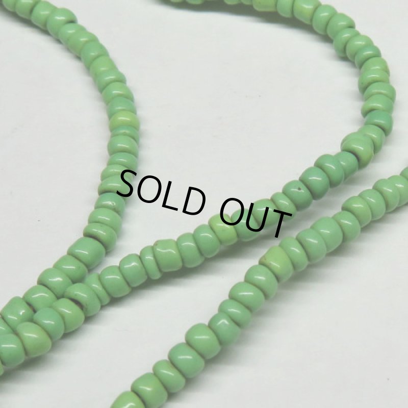 黄緑色のシードビーズ連