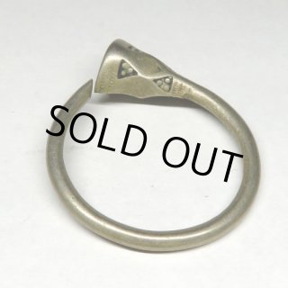 モロッコ現地買い付け トゥアレグ族 シルバーピアス 手彫り 民族ジュエリー モロッコ現地買い付け トゥアレグ族 シルバーピアス 手彫り 民族