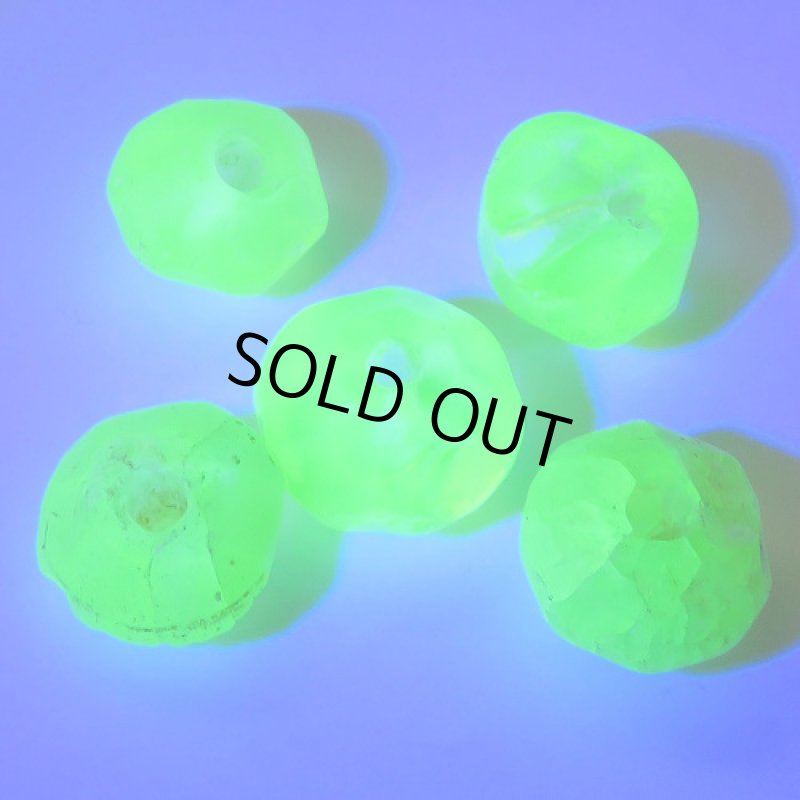 ウランガラスビーズ　難あり