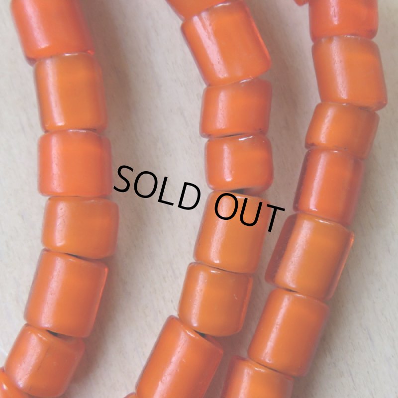 オレンジ色チューブ型ホワイトハーツ連