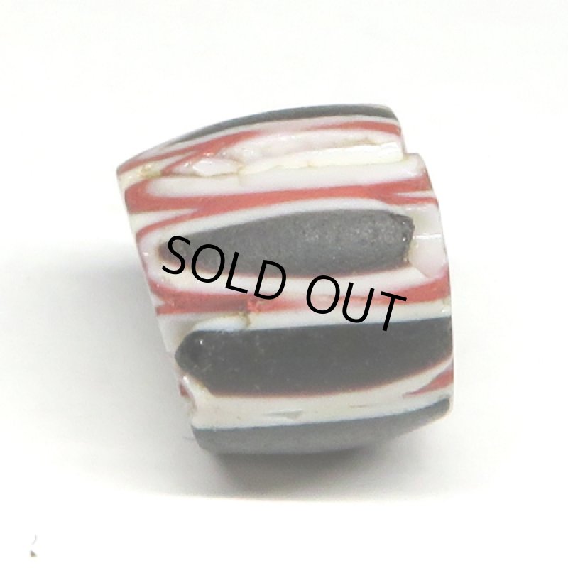 黒い4層シェブロン