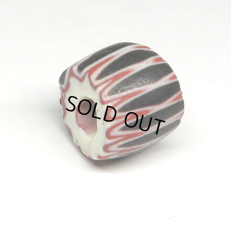 黒い4層シェブロン