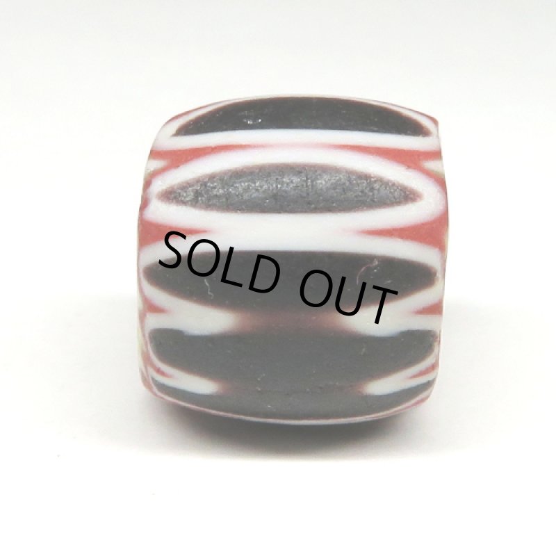 黒い4層シェブロン