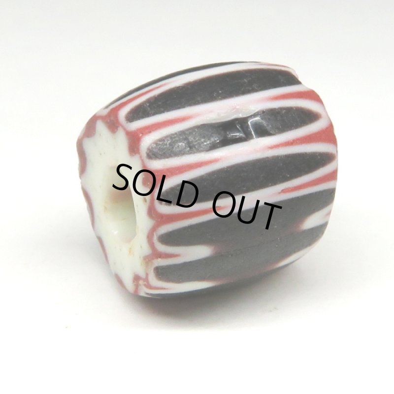 黒い4層シェブロン