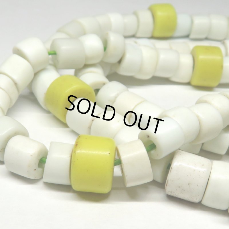 白と黄色のディスク連