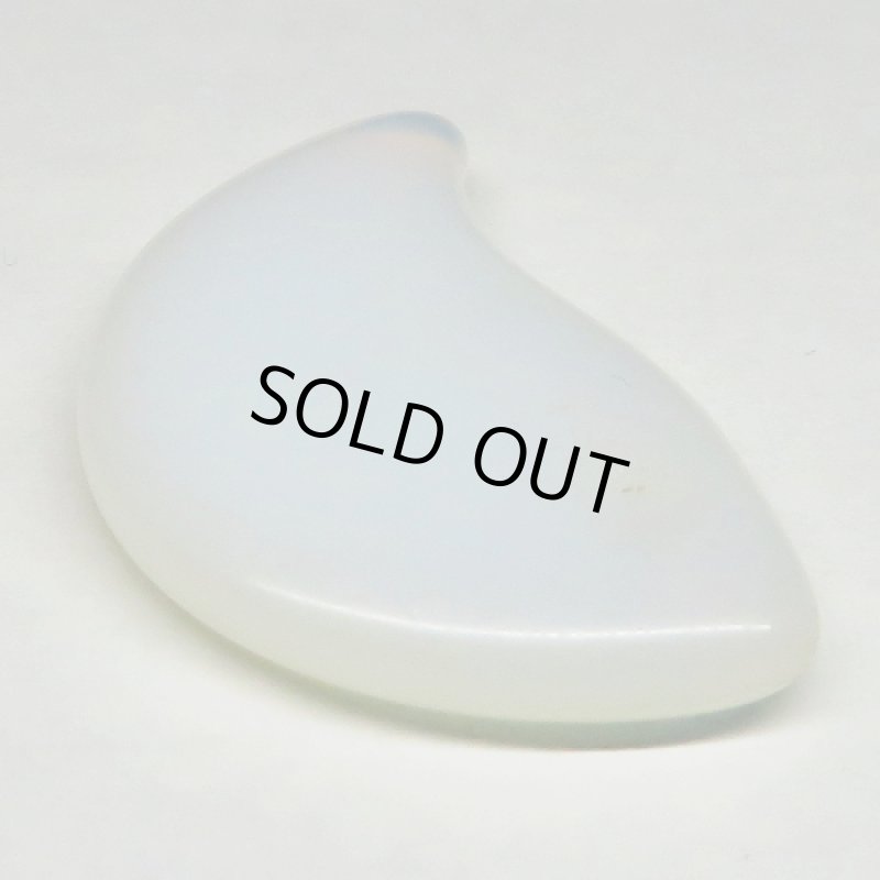 ウェディングビーズ 勾玉型 乳白