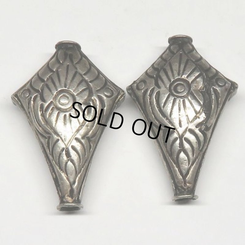 スリン族シルバービーズ　2個セット