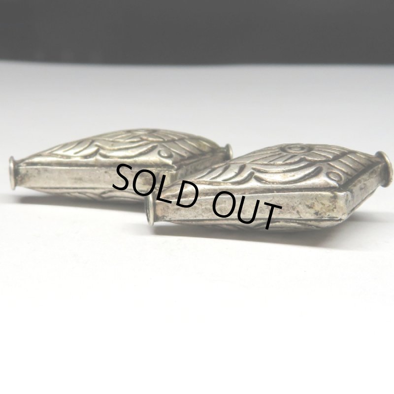 スリン族シルバービーズ　2個セット