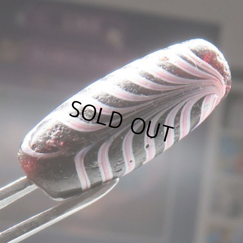 深い赤紫のフェザー