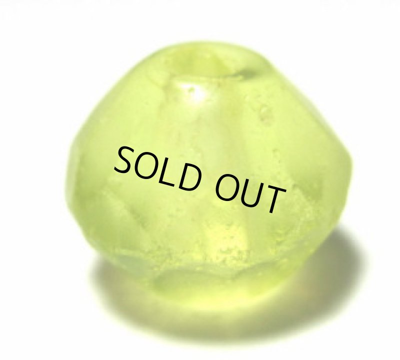 ウランガラスビーズ