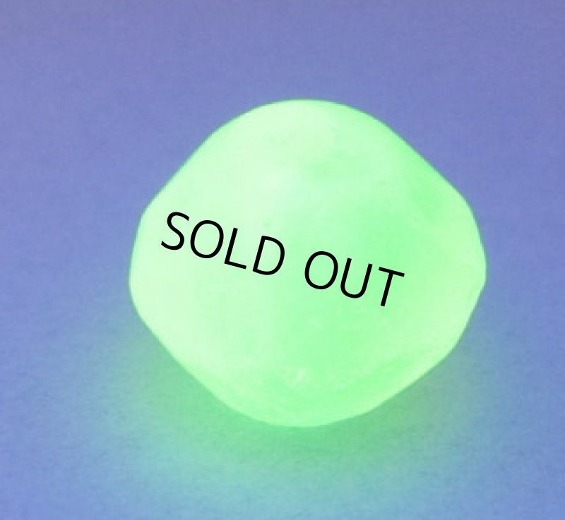 ウランガラスビーズ