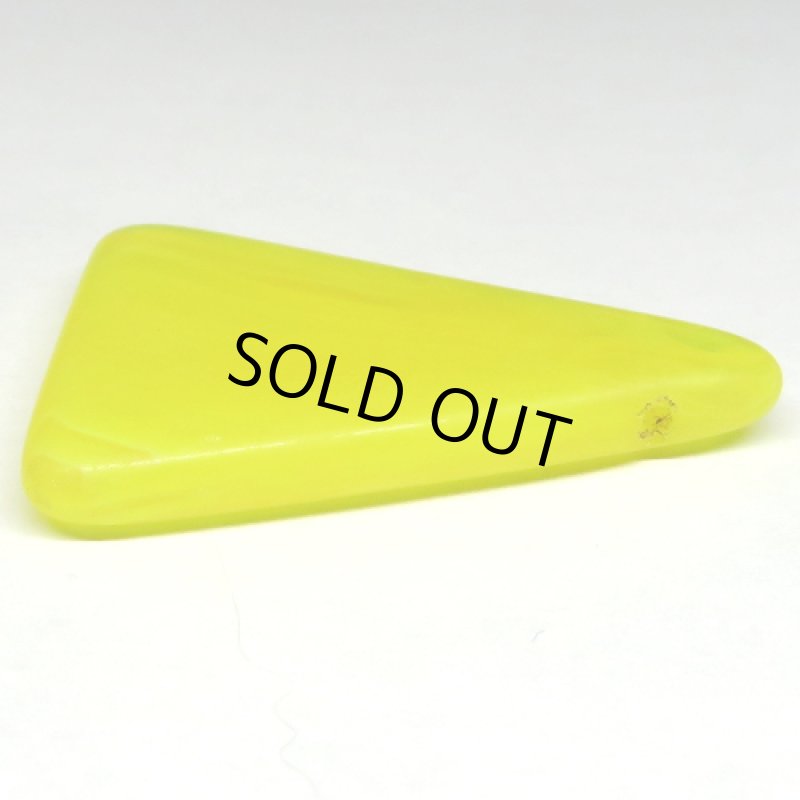 ウェディングビーズ　三角クリア黄